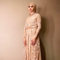 Laudya Cynthia Bella yang suka bergaya simpel bisa saja mengenakan rancangan dari Biyan. Seperti dress yang satu ini tampak simpel namun elegan. Gaun lace yang kaya akan detail embroidery ini tampak mewah dalam garis desain minimalis, begitu menggambarkan karakter sang pengantin. Foto: Dok. Instagram @laudyacynthiabella