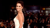Cantiknya Penelope Cruz saat menghadiri 74th Venice Film Festival di Sala Grande, di Italia. Foto: Pascal Le Segretain/Getty Images