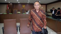Eks anggota DPR dari Fraksi Golkar, Charles Jones Mesang, divonis hukuman 4 tahun penjara dan denda Rp 200 juta subsider 2 bulan kurungan. Hakim menyatakan Charles terbukti menerima duit korupsi dari Jamaluddien Malik melalui Achmad Said Hudri.
