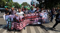 Mereka longmarch dari kawasan Bundaran Hotel Indonesia menuju Kedubes Myanmar, Jalan Agus Salim, Menteng, Jakarta Pusat, Kamis (7/9/2017).