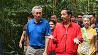 Sebelumnya, Jokowi dan Lee Hsien Loong berjalan kaki pada pagi hari di Singapore Botanic Garden. Banyak hal yang dibahas keduanya. Jokowi dan Lee juga menanam pohon bersama. Foto: Biro Pers Setpres