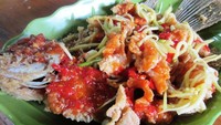 Gurame sambal mangga juga ada di Saung Fitri. Di sini fillet gurame digore tepung dan diberi irisan mangga muda. Ada pula lumuran saus kemerahan rasa asam manis.