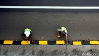 Pembatasan jalan tersebut dicat dengan warna kuning dan hitam.