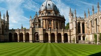 Yang satu ini, merupakan universitas yang diincar berbagai mahasiswa internasional. Oxford University memiliki bangunan dengan aksen eropa klasik yang indah, serta pemandangan rumput hijau yang ikonik (Oxford University)