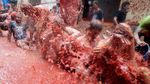 Foto: Saat Ribuan Orang Perang Tomat