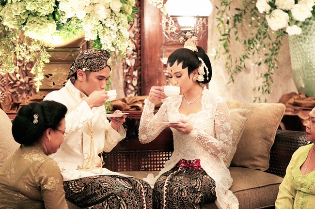 Kebaya pengantin Dian Sastrowardoyo. Foto: Dok. Instagram
