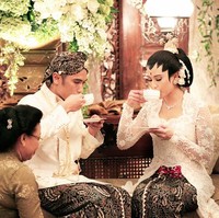 Kebaya pengantin Dian Sastrowardoyo. Foto: Dok. Instagram
