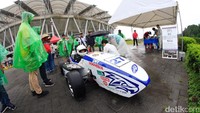 Kompetisi Student Formula Japan (SFJ) diikuti 98 tim dari 8 negara melakukan proses registrasi di Ecopa Stadium, Shizouka Perfecture, Jepang. SFJ ini adalah kompetisi internasional ketiga yang diikuti UNY setelah sebelumnya GUT berkompetisi di Shell Eco Marathon (SEM) Singapura dan International Student Car Competition (ISCC) di Korea Selatan. Foto: Garuda UNY Team