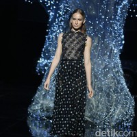 Koleksi terbaru dari desainer Hian Tjen yang mengusung tema Magellani yang bertempat di Ballroom Raffles Hotel, Jakarta, Rabu (6/9/2017) [Foto: Mohammad Abduh/Wolipop].