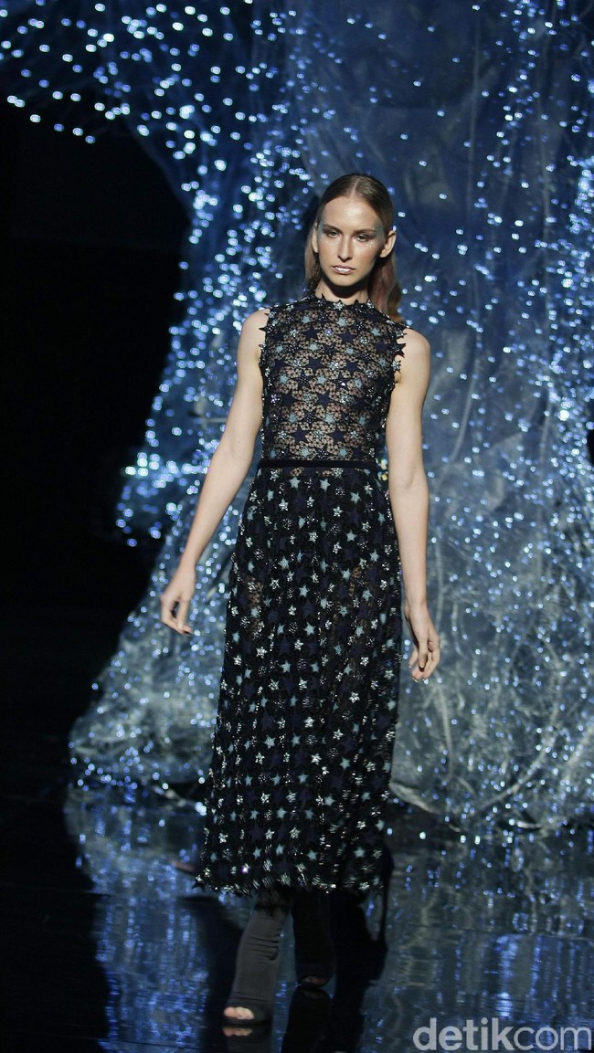 Koleksi terbaru dari desainer Hian Tjen yang mengusung tema Magellani yang bertempat di Ballroom Raffles Hotel, Jakarta, Rabu (6/9/2017) [Foto: Mohammad Abduh/Wolipop].