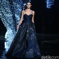 Koleksi terbaru dari desainer Hian Tjen yang mengusung tema Magellani yang bertempat di Ballroom Raffles Hotel, Jakarta, Rabu (6/9/2017) [Foto: Mohammad Abduh/Wolipop].