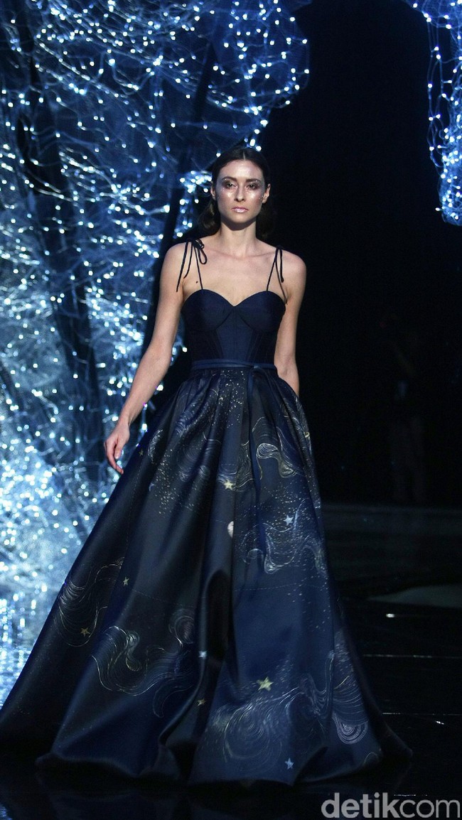 Koleksi terbaru dari desainer Hian Tjen yang mengusung tema Magellani yang bertempat di Ballroom Raffles Hotel, Jakarta, Rabu (6/9/2017) [Foto: Mohammad Abduh/Wolipop].