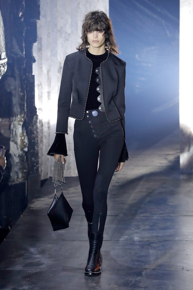 Mica Arganaraz asal Argentina juga memiliki pinggul sangat kecil, kurang dari 23 inchi. Ia dijuluki tak lebih dari tulang dan kulit. Foto: Ist.