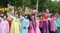 Para wanita Korea Utara dengan gembira menyambut anggota tim uji coba bom hidrogen. Mereka menggunakan baju tradisional khas Korut. 