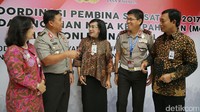 (Ki-ka) Direktur Kelembagaan Bank Mandiri Kartini Sally, Irwasum Polri Komjen Pol. Dwi Priyatno, Direktur Kelembagaan BNI Adi Susilowati, Kakorlantas Polri Irjen Pol Royke Lumowa, dan Direktur Institution BRI Sis Apik Wijayanto berbincang usai penandatanganan MoU.