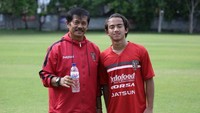 Mantan Presiden RI, BJ Habibie, punya cucu yang menjadi atlet sepak bola. Ya, dengan bangga Habibie mendukung Rafid Habibie untuk terus berkarier. Kakek bangga. Beliau bilang adalah sebuah kehormatan untuk atlet saat dipanggil negara, kisah Rafid kala itu kepada awak media. (Foto: Twitter)