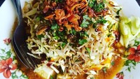 Kalau di Yogya, kupat tahu diberi kuah kacang yang digerus halus plus kecap manis tetapi encer. Porsinya royal, dijamin kenyang.Foto: Istimewa