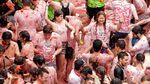 Foto: Saat Ribuan Orang Perang Tomat