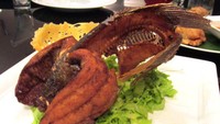 Ikan gurame goreng sambal mangga bisa dicoba di restoran Palalada. Ikan yang gurih makin enak dengan cocolan sambal mangga yang asam pedas.