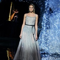 Koleksi terbaru dari desainer Hian Tjen yang mengusung tema Magellani yang bertempat di Ballroom Raffles Hotel, Jakarta, Rabu (6/9/2017) [Foto: Mohammad Abduh/Wolipop].