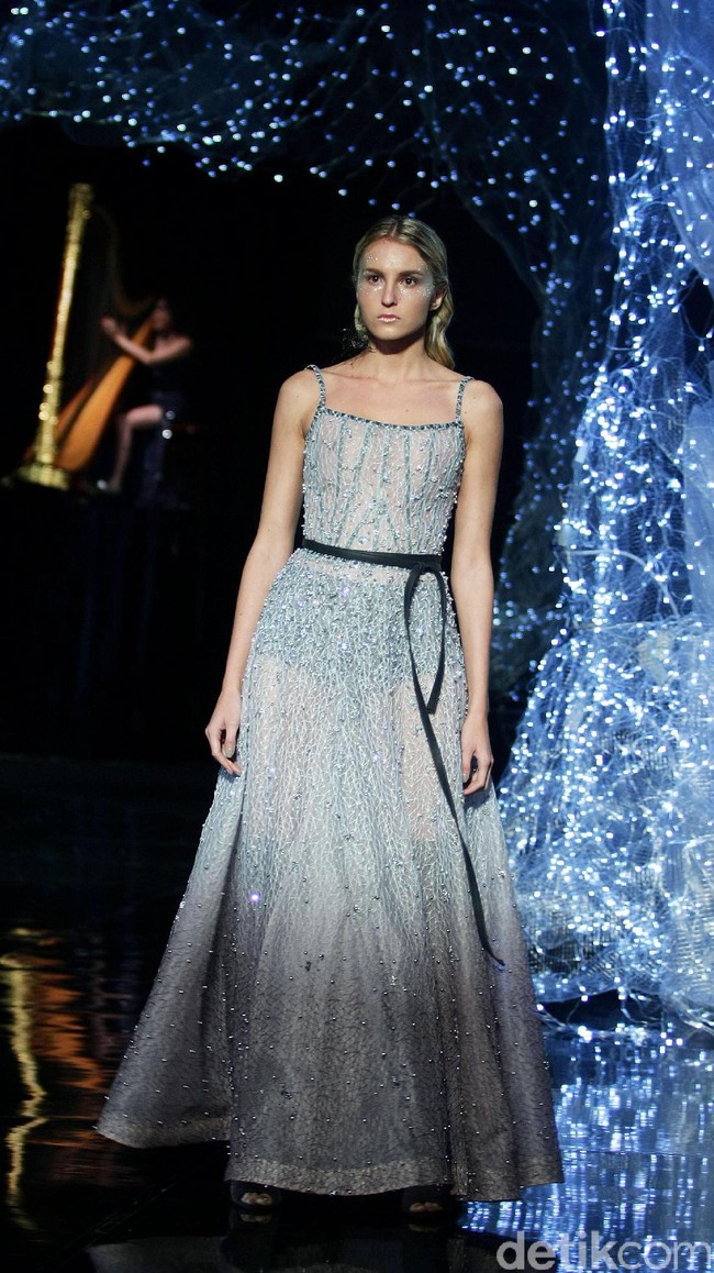 Koleksi terbaru dari desainer Hian Tjen yang mengusung tema Magellani yang bertempat di Ballroom Raffles Hotel, Jakarta, Rabu (6/9/2017) [Foto: Mohammad Abduh/Wolipop].