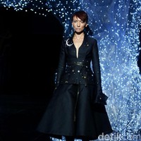 Koleksi terbaru dari desainer Hian Tjen yang mengusung tema Magellani yang bertempat di Ballroom Raffles Hotel, Jakarta, Rabu (6/9/2017) [Foto: Mohammad Abduh/Wolipop].