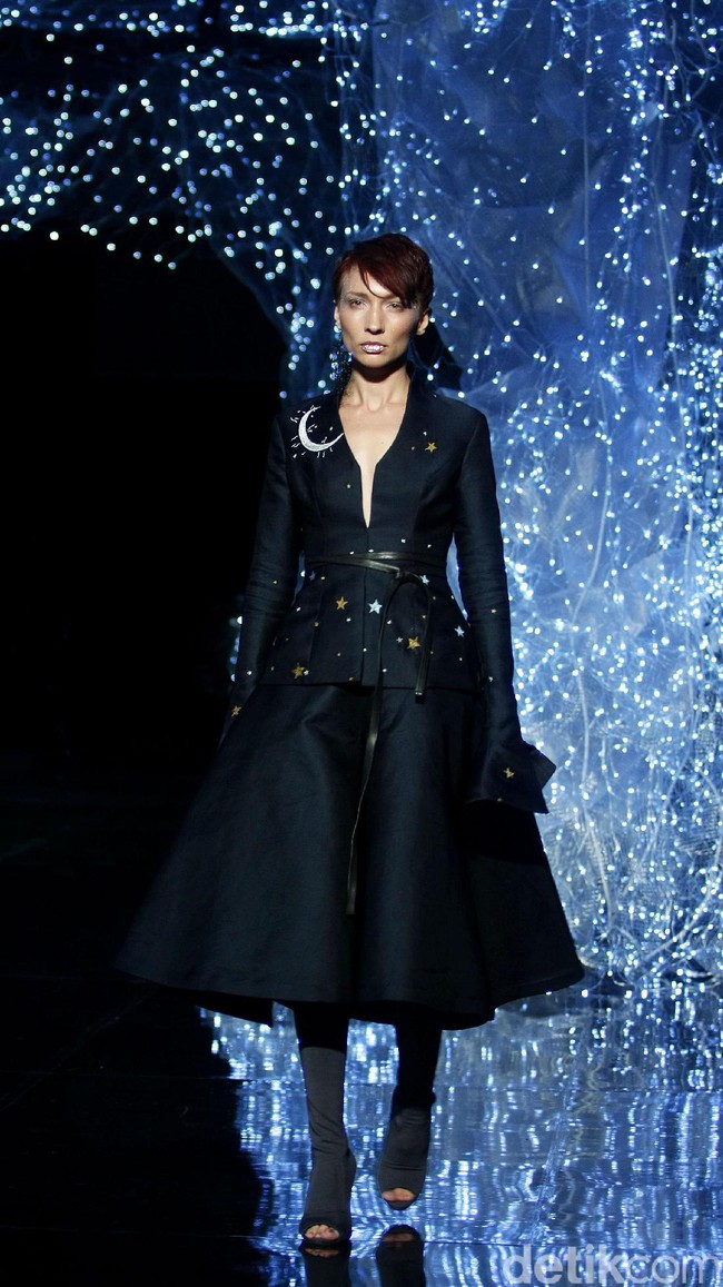 Koleksi terbaru dari desainer Hian Tjen yang mengusung tema Magellani yang bertempat di Ballroom Raffles Hotel, Jakarta, Rabu (6/9/2017) [Foto: Mohammad Abduh/Wolipop].