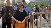 Hakim yang terjaring operasi tangkap tangan (OTT) itu tiba dengan dikawal petugas KPK.