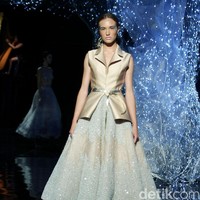 Koleksi terbaru dari desainer Hian Tjen yang mengusung tema Magellani yang bertempat di Ballroom Raffles Hotel, Jakarta, Rabu (6/9/2017) [Foto: Mohammad Abduh/Wolipop].