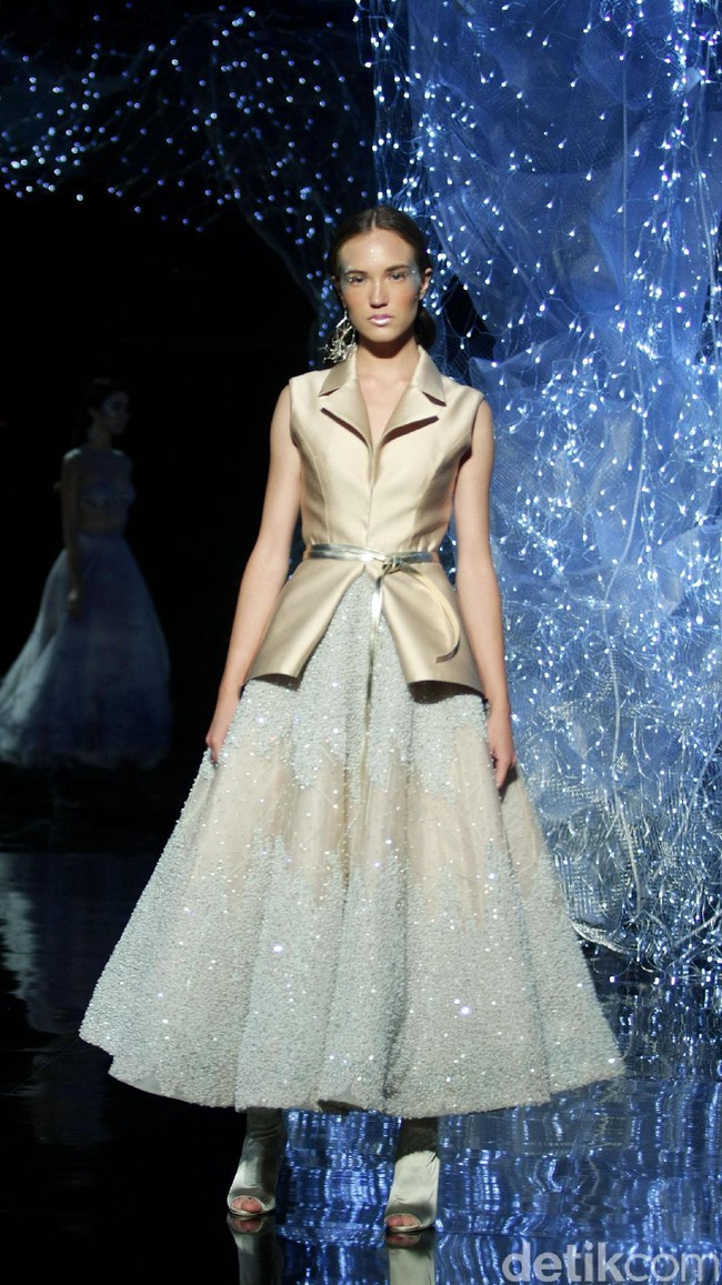 Koleksi terbaru dari desainer Hian Tjen yang mengusung tema Magellani yang bertempat di Ballroom Raffles Hotel, Jakarta, Rabu (6/9/2017) [Foto: Mohammad Abduh/Wolipop].