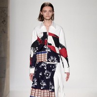 Peyton Knight menjadi kontroversi saat berjalan menutup fashion show Victoria Beckham karena sangat kurus. Selain karena kurus, usianya yang saat itu masih 17 tahun juga menjadi perhatian. Foto: Ist.