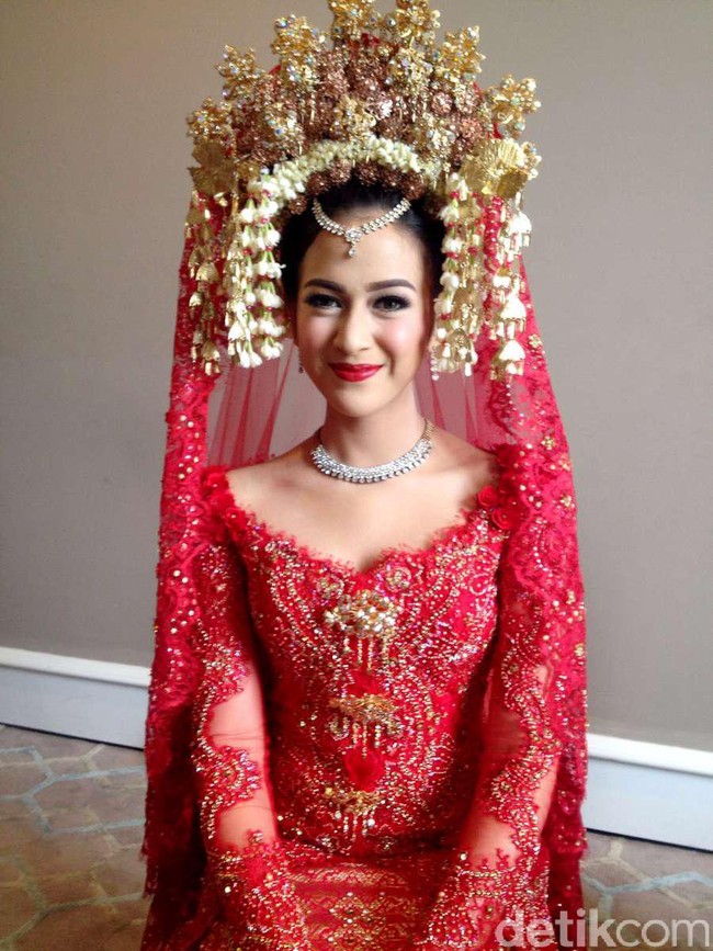 Kebaya pengantin Nina Zatulini. Foto: Dok. Instagram