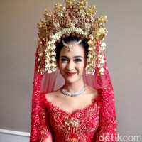 Kebaya pengantin Nina Zatulini. Foto: Dok. Instagram