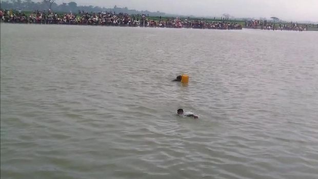 Pengungsi Rohingya nekat berenang menyeberangi sungai di Rakhine Utara