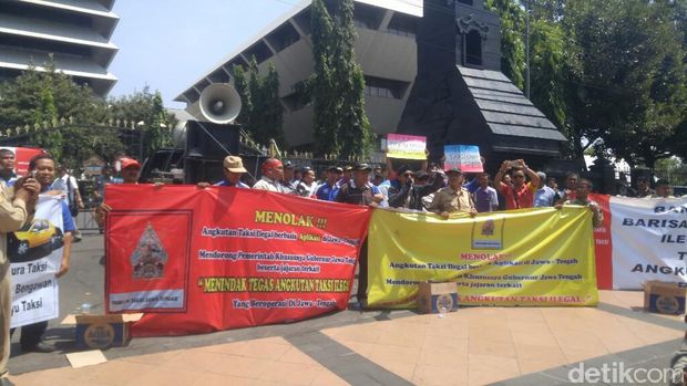 Ratusan Sopir Taksi Gelar Aksi di Semarang Soal Angkutan Online