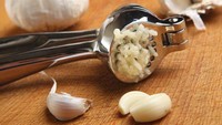 Alih-alih menggunakan penghancur bawang ini, bawang putih bisa dihancurkan dengan cara yang lebih sederhana seperti dengan ujung pisau. Foto: Istimewa