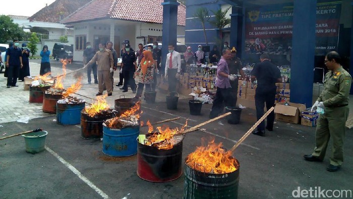Bea Cukai Purwokerto Musnahkan Ratusan Ribu Batang Rokok Ilegal