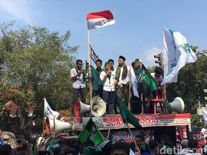 Massa HMI dan KAMMI Aksi Bela Rohingya di Kedubes Myanmar