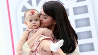 Gemas! Alice Norin mengecup pipi sang putri. Foto: Palevi S/detikHOT