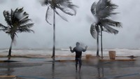 Hurricane Irma merupakan badai paling kuat dalam sejarah. Badai ini sudah sampai Karibia dan melanda Puerto Rico (REUTERS/Alvin Baez)
