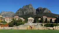 Di University of Cape Town, Afrika Selatan, pemandangannya perbukitan cantik dengan alam hijau yang menawan. Dijamin betah banget ke kampus! (University of Cape Town)