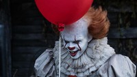 Kali ini peran badut Pennywise jatuh kepada Bill Skarsgard. Foto: Brooke Palmer Warner Bros. Entertainment Inc.