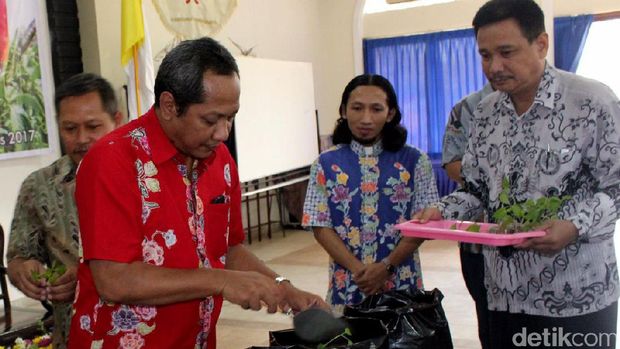 Wali Kota Pekalongan, Arslan (berbaju merah) semasa hidupnya.