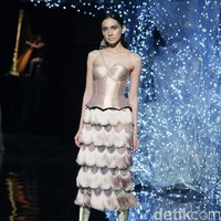 Koleksi terbaru dari desainer Hian Tjen yang mengusung tema Magellani yang bertempat di Ballroom Raffles Hotel, Jakarta, Rabu (6/9/2017) [Foto: Mohammad Abduh/Wolipop].