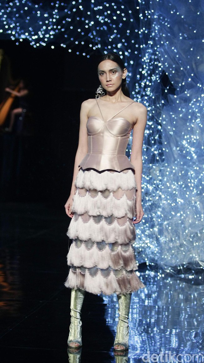 Koleksi terbaru dari desainer Hian Tjen yang mengusung tema Magellani yang bertempat di Ballroom Raffles Hotel, Jakarta, Rabu (6/9/2017) [Foto: Mohammad Abduh/Wolipop].