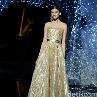 Koleksi terbaru dari desainer Hian Tjen yang mengusung tema Magellani yang bertempat di Ballroom Raffles Hotel, Jakarta, Rabu (6/9/2017) [Foto: Mohammad Abduh/Wolipop].