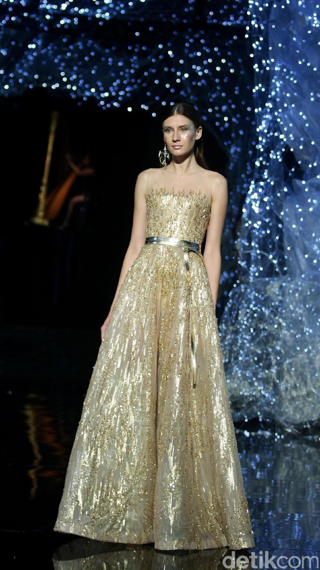 Koleksi terbaru dari desainer Hian Tjen yang mengusung tema Magellani yang bertempat di Ballroom Raffles Hotel, Jakarta, Rabu (6/9/2017) [Foto: Mohammad Abduh/Wolipop].