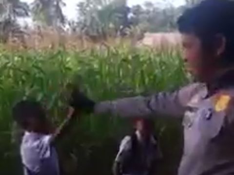 Salut, Polisi Bantu Bocah SD Seberangi Sungai di Gorontalo