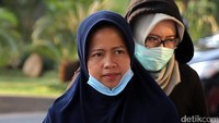 Tak ada sepatah kata pun keluar dari mulut hakim itu.