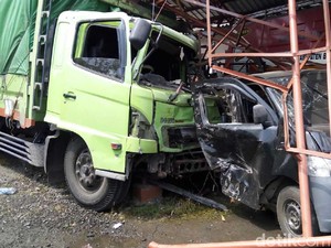 Rem Blong, Truk Muatan Gandum Tabrak 6 Kendaraan di Brebes